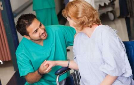 que hace un celador sanitario